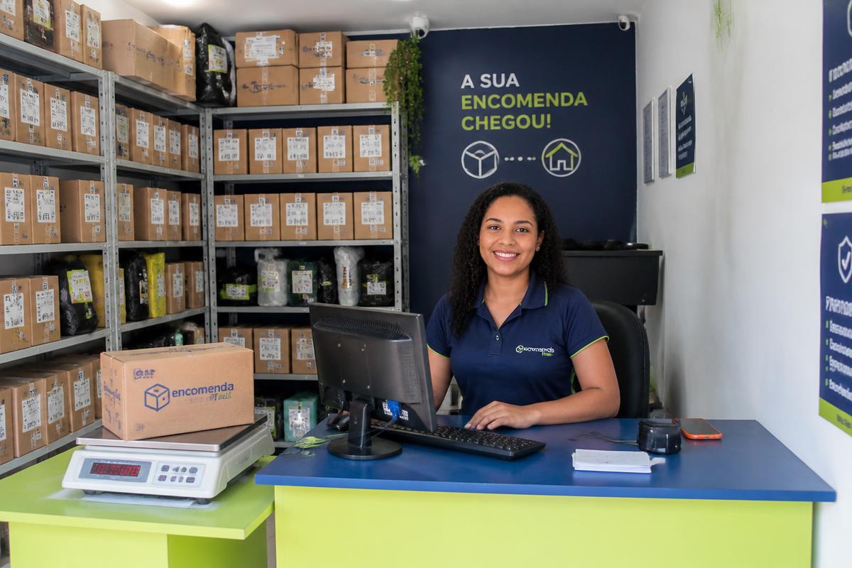 Interior de um ponto CEPFAVELA com prateleiras de encomendas organizadas